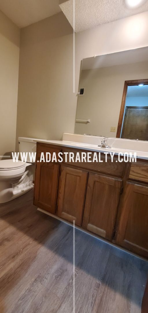 Building Photo - Affordable Duplex in Blue Valley School District-Available NOW!!