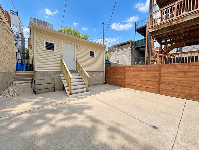 Building Photo - 1721 W Pierce Ave