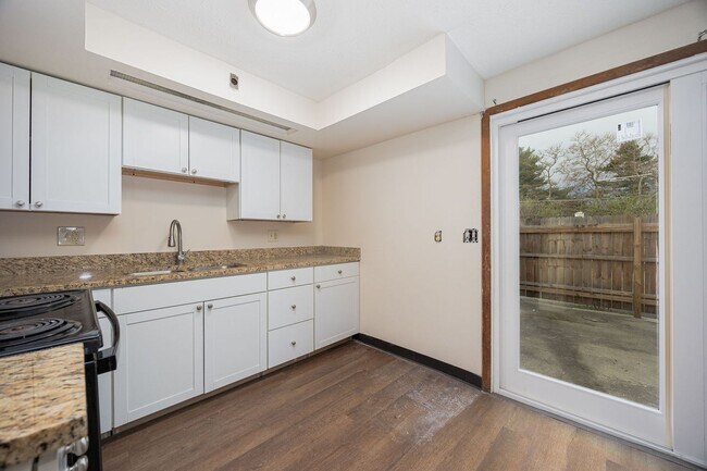 Building Photo - 3399 Beachworth Dr