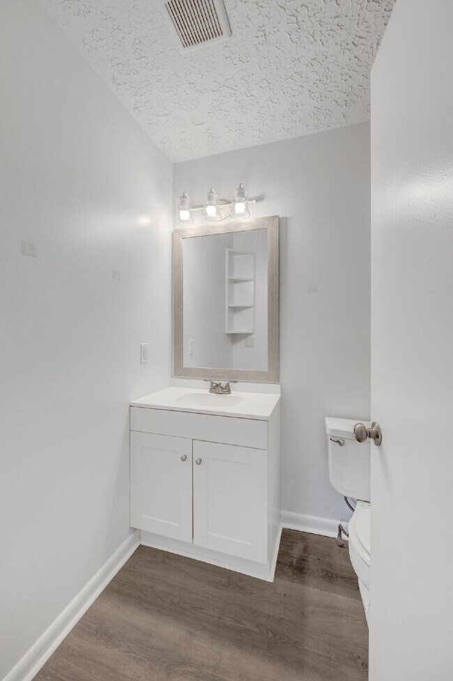 Building Photo - Furnished, remodeled 2BR near Nashville hospitals, all utilities and WiFi included, updated kitch...