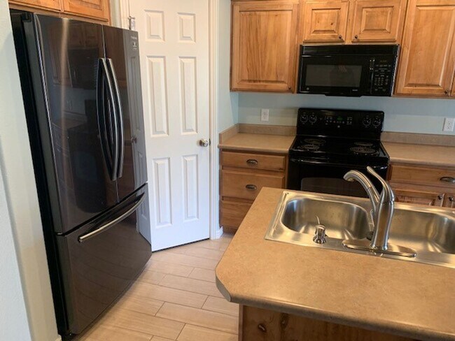 Building Photo - Cute Hidden Valley Townhome!