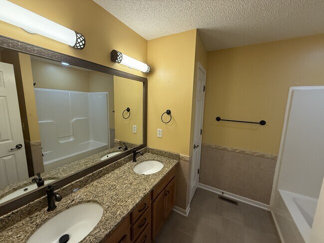 Building Photo - 1512 Barrywood Cir W