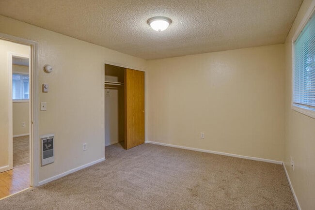 Building Photo - 13817 NE 35th Cir