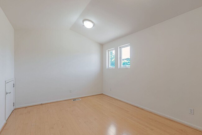 Building Photo - 3 Bedroom Townhouse with Bonus Loft/Office