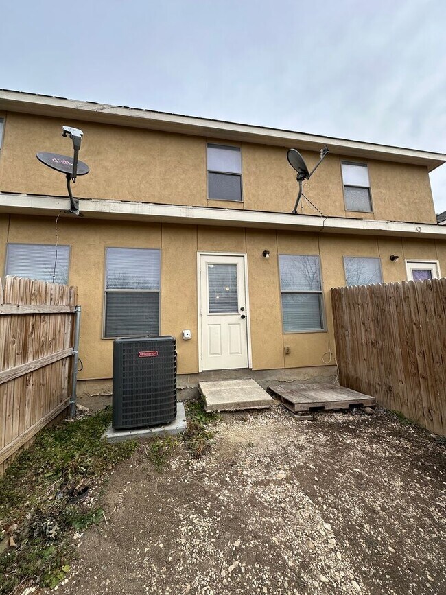 Building Photo - Townhouse available for IMMEDIATE move in