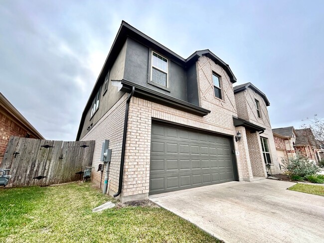 Building Photo - Bright & Beautiful 4 Bed, 3.5 Bath Home with Room for Everyone