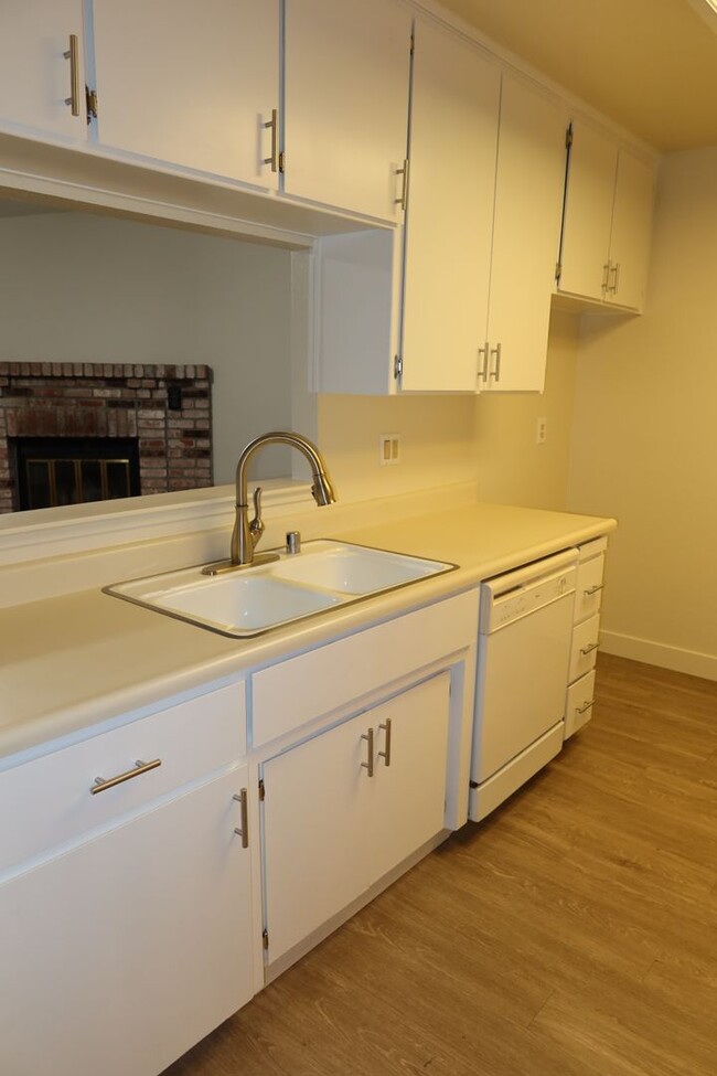 Building Photo - 2 Bedroom, 2 Bath, 1 Car Half-plex in the ...