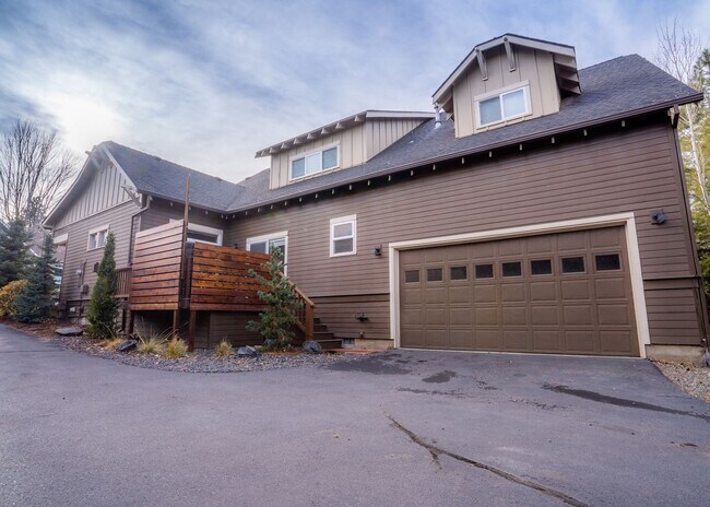Building Photo - Amazing Updated Braeburn Townhome close to all Bend has to offer!