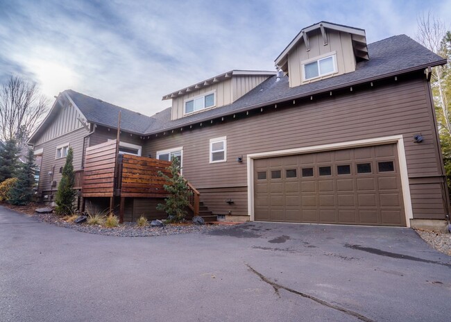 Building Photo - Amazing Updated Braeburn Townhome close to...