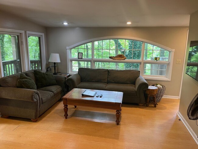 Building Photo - Spacious 4 Bedroom, 2 Bath One-Story Home with Hardwood Floors & Parking