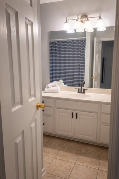 Building Photo - 573 Tayrn Dr