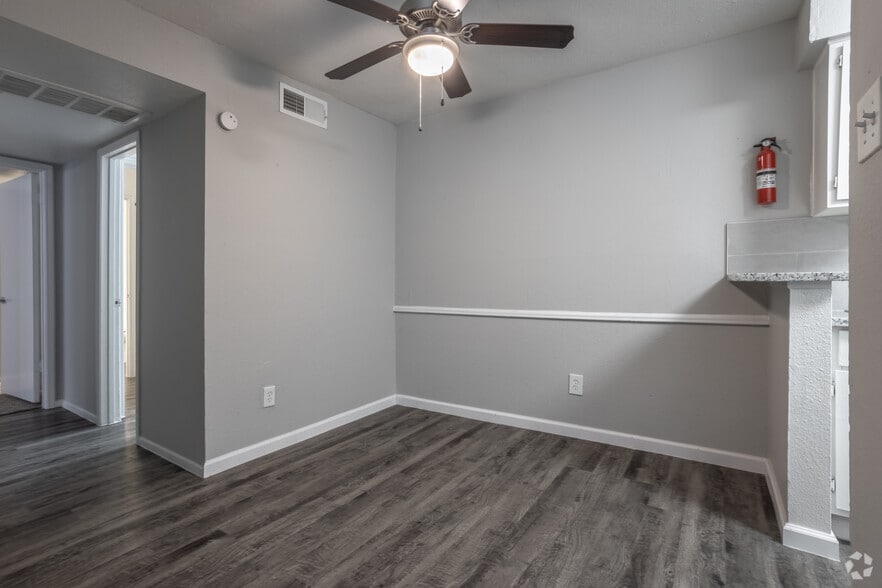 2BR, 1.5BA - 900SF - Dining Room - Northlake Manor Apartments