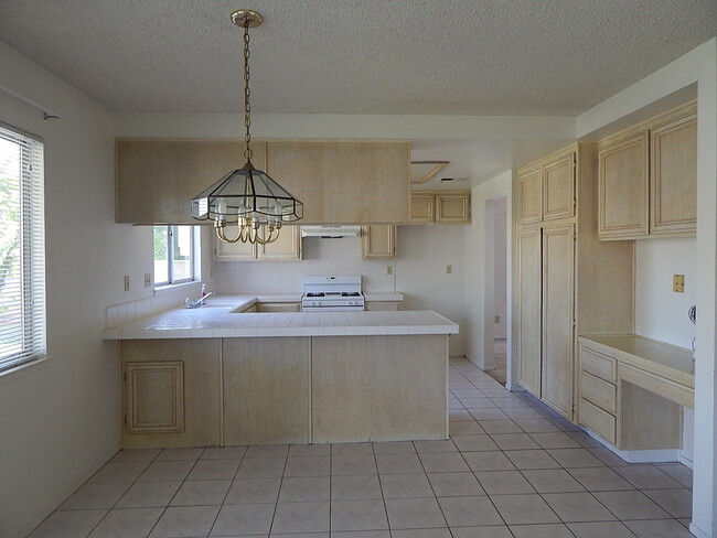 Building Photo - 20410 Mesa Oak Dr