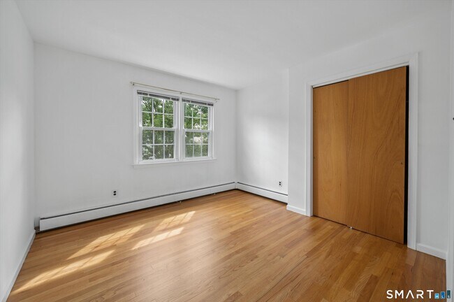 Building Photo - 32 Hollow Wood Ln
