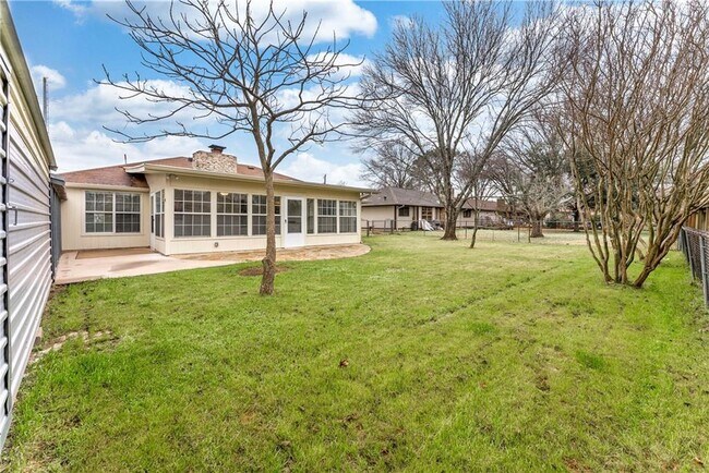Building Photo - 707 Central Dr