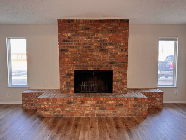 Building Photo - Adorable Mid Century Modern home on a corner lot!