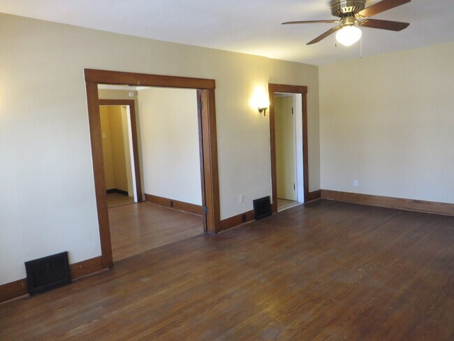 Building Photo - 826 Nuttman Ave