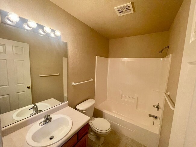 Building Photo - Amazing 3 bed, 3.5 bath Condo in Rigden Farm!