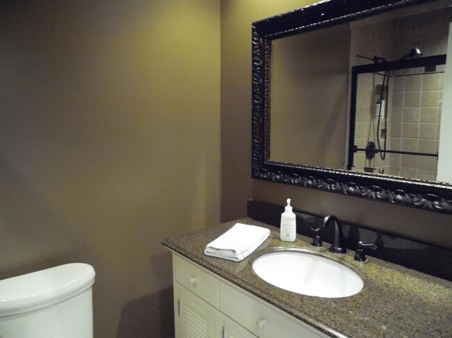 Building Photo - 1305 Amherst Dr