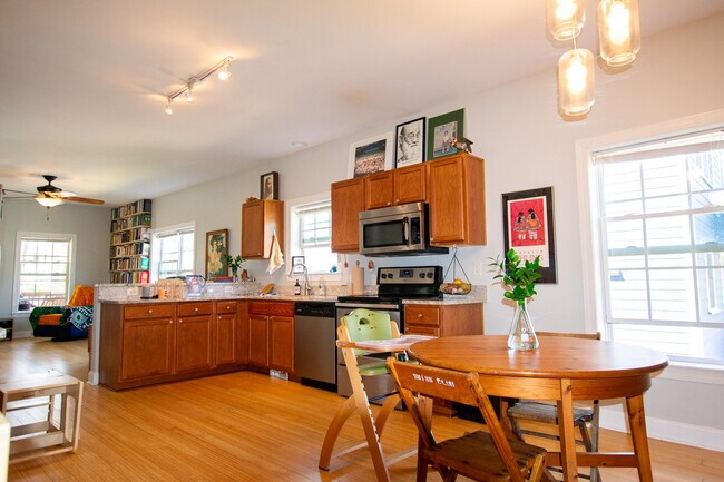Lots of Natural Light - 24 Nevada Ave
