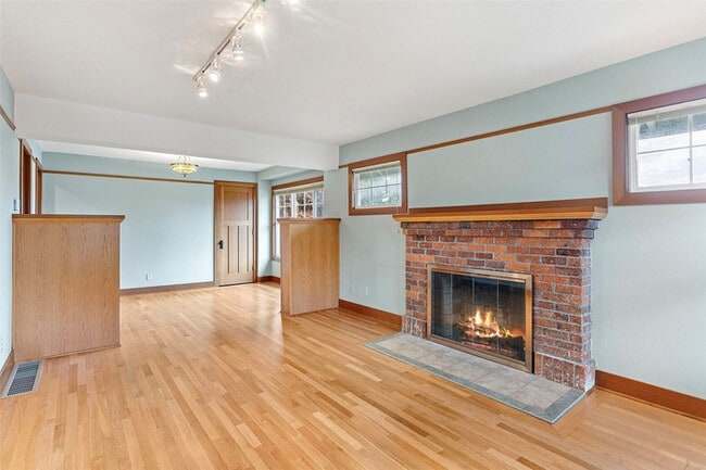 Building Photo - Charming Updated Home on Corner Lot with Finished Basement in Ballard