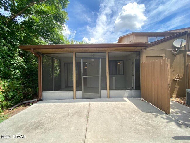 Building Photo - 108 E Baywood Square