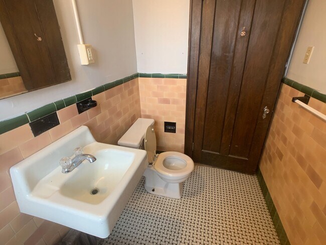 Building Photo - 210-102 Walnut-