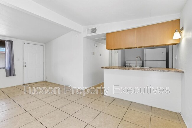 Building Photo - 1638 N Beverly Ave