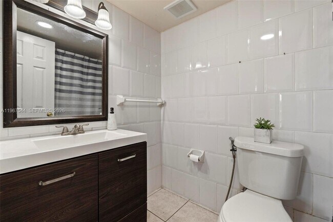 Building Photo - 606 W 81st St