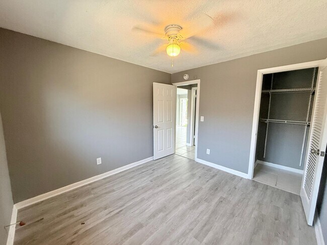 Building Photo - 815 2nd St