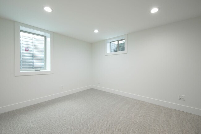 Building Photo - 2527 NE 110th St