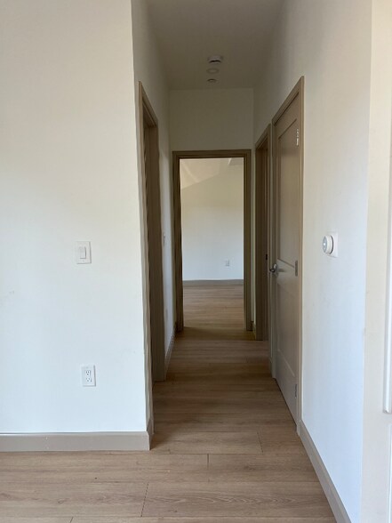 Building Photo - 913 Wildrose Ave