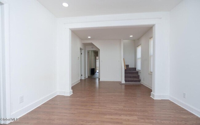 Building Photo - 1538 Nott St