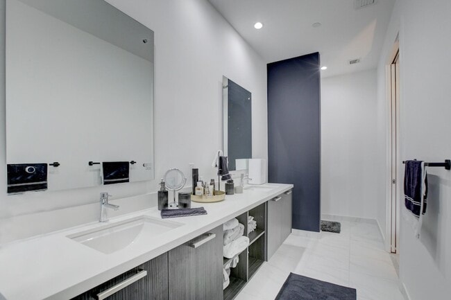 Building Photo - 1045 NE 18th Ave