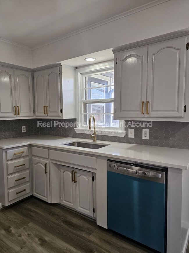 Building Photo - 1030 N Hickory Ave