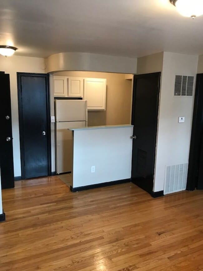 Building Photo - One bedroom charmer close to St Francis Park