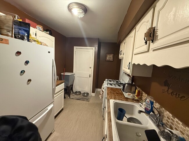 Building Photo - 602 E 7th St