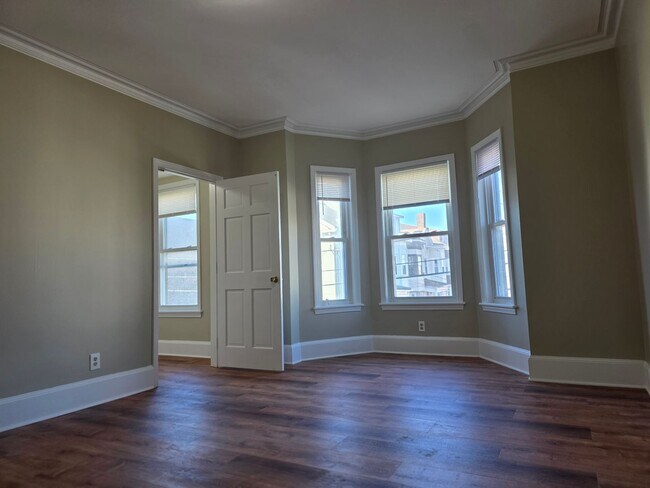 Building Photo - No Brokers Fee, In-Unit Laundry, Eat-in Kitchen, Large bedrooms, 3 Full Bathrooms