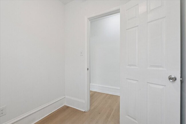 Building Photo - 2054 W Glenwood Ave