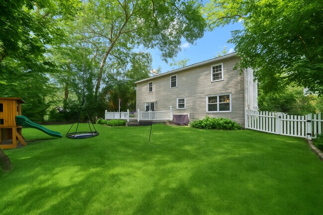 Building Photo - 250 Roslara Ct