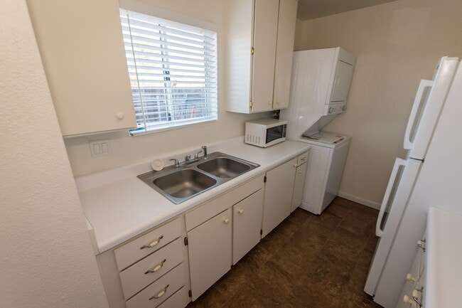 Building Photo - Cozy Condo! 2 Bedroom, 1 Bath, Washer & Dryer and Jacuzzi included!