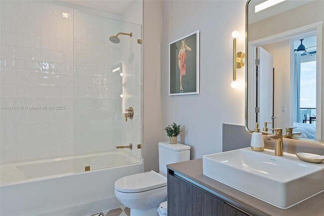 Building Photo - 601 NE 1st Ave