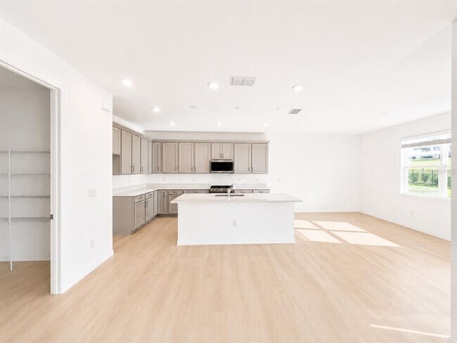 Building Photo - 5806 Fabry St