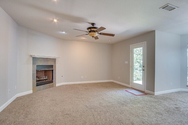 Building Photo - Spacious Pace Home with Office, Fireplace & Pergola