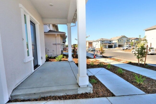 Building Photo - Beautiful Lincoln Home Available in May!