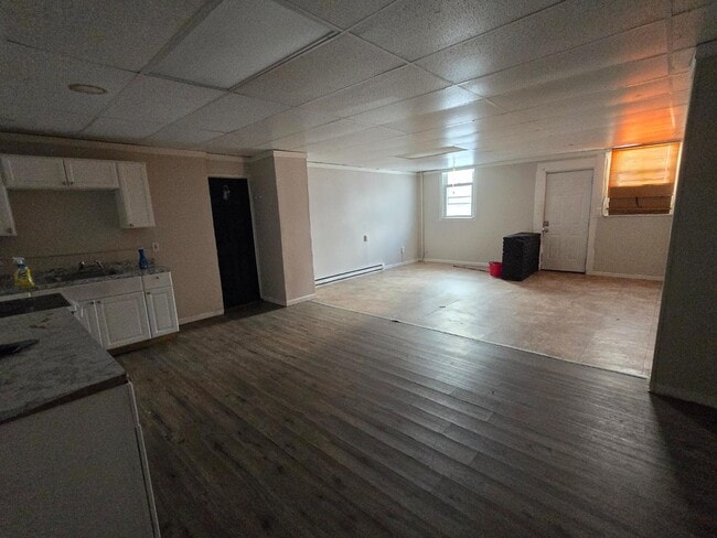 Building Photo - 300 William St