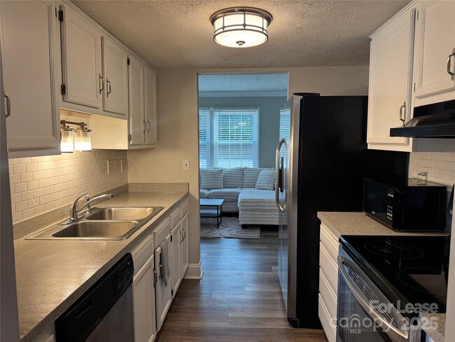 Building Photo - 1201 Scaleybark Rd