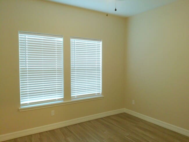 Building Photo - 7637 Clearbrook Dr