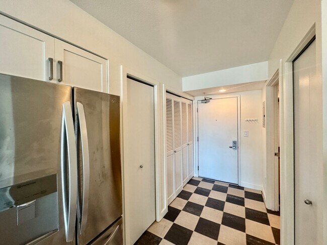 Building Photo - DT Bellevue Condo