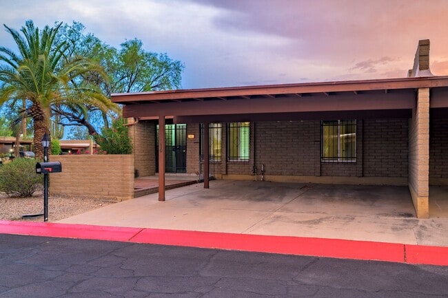 Building Photo - 510 W Cll Lago
